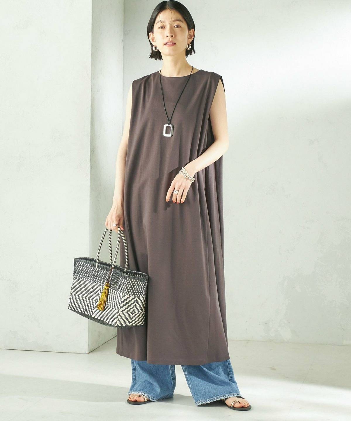 胸が大きい人に似合う服 ノースリーブワンピース×デニムコーデ