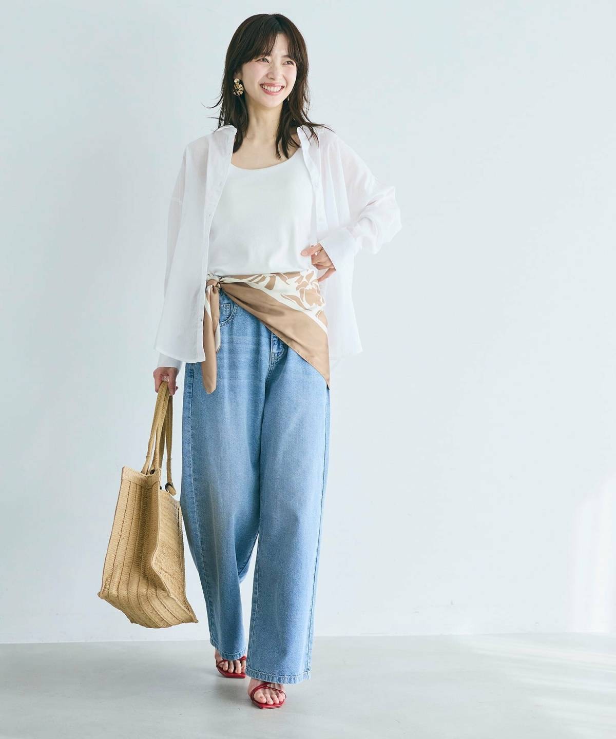 胸が大きい人に似合う服 ノースリーブ×白シャツ×デニムコーデ