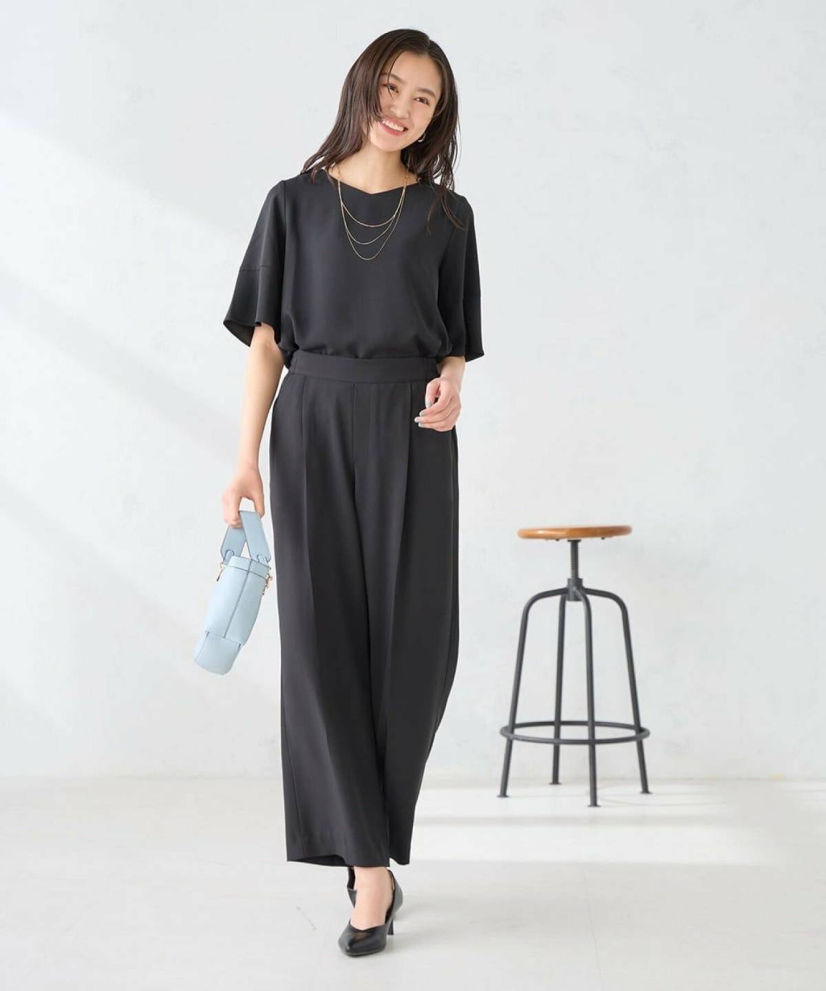 胸が大きい人に似合う服 オールブラックコーデ