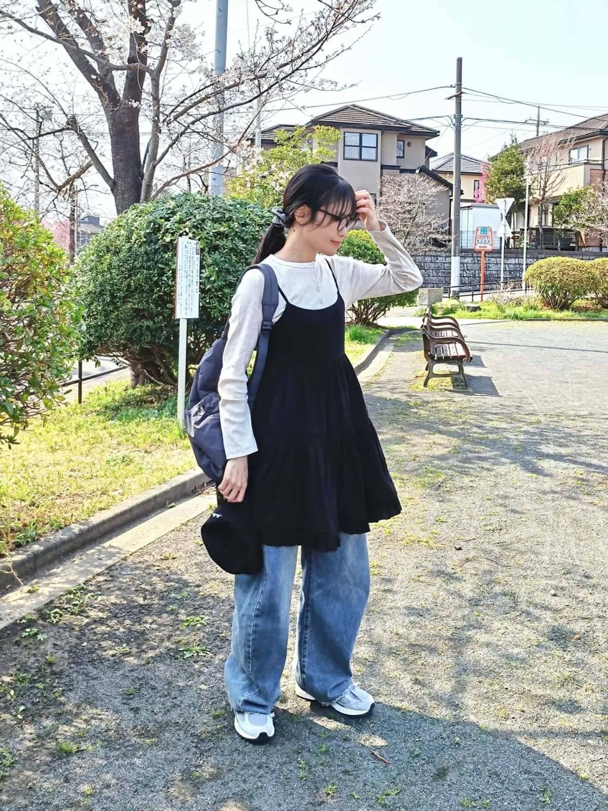 ミニワンピース×デニムパンツの重ね着が◎