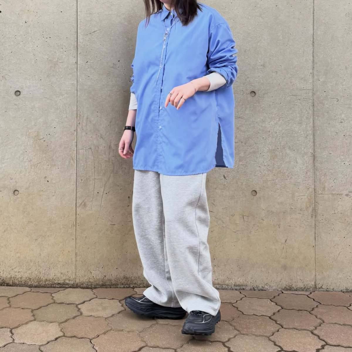 シャツ×スウェットパンツ