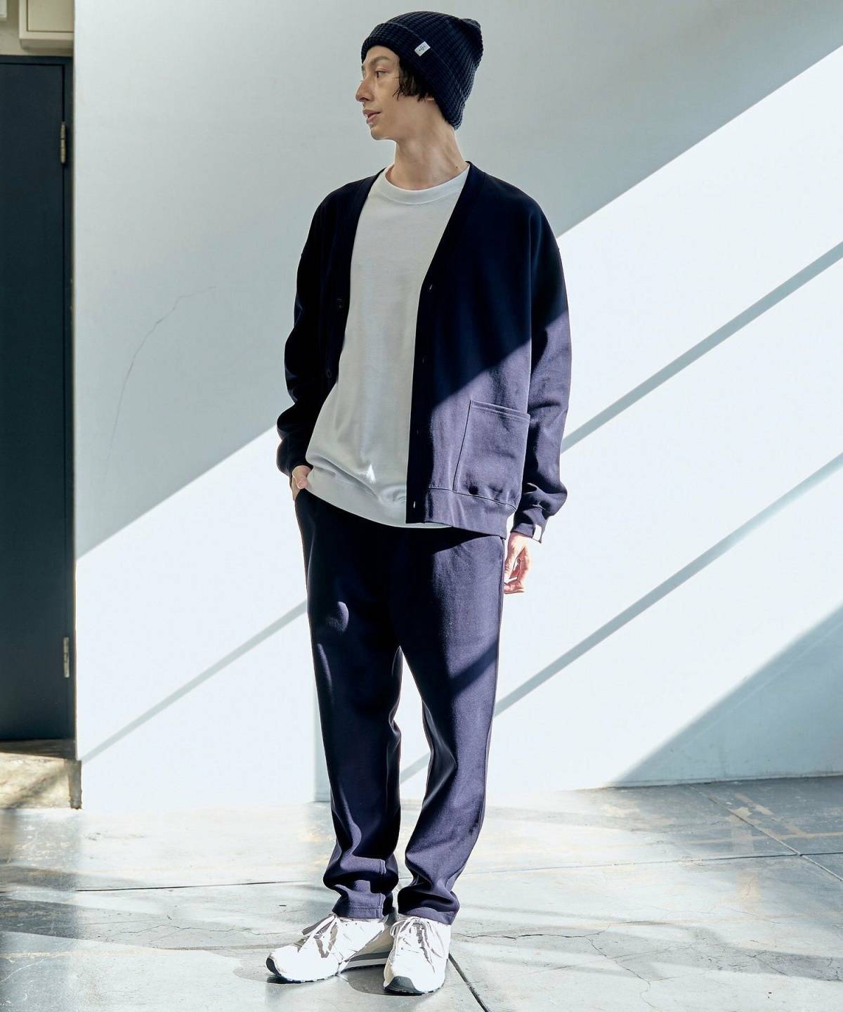 運動会の親の服装 パパコーデ カーディガン×スウェットパンツ