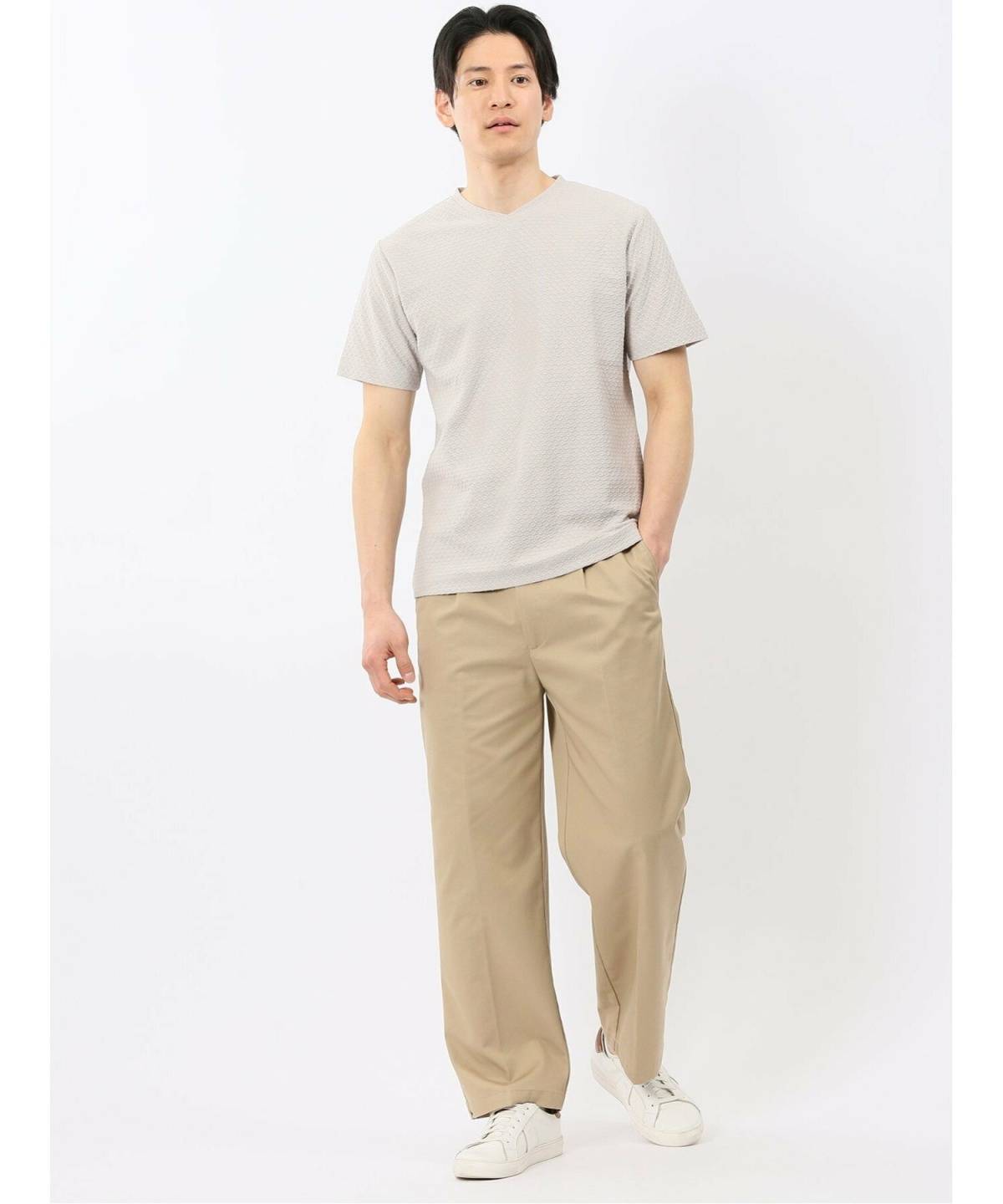 運動会の親の服装 パパコーデ Vネックトップス×パンツ×スニーカー