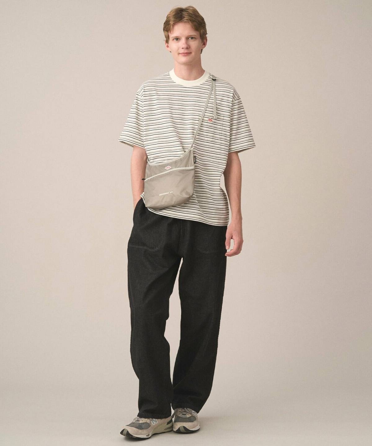 運動会の親の服装 パパコーデ Tシャツ×デニム×サコッシュ