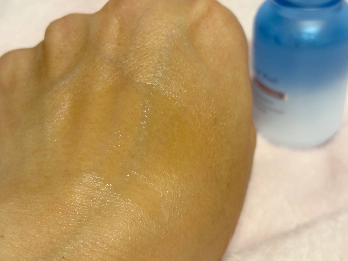 ラルプラス 水光ピールを手に取ったところ