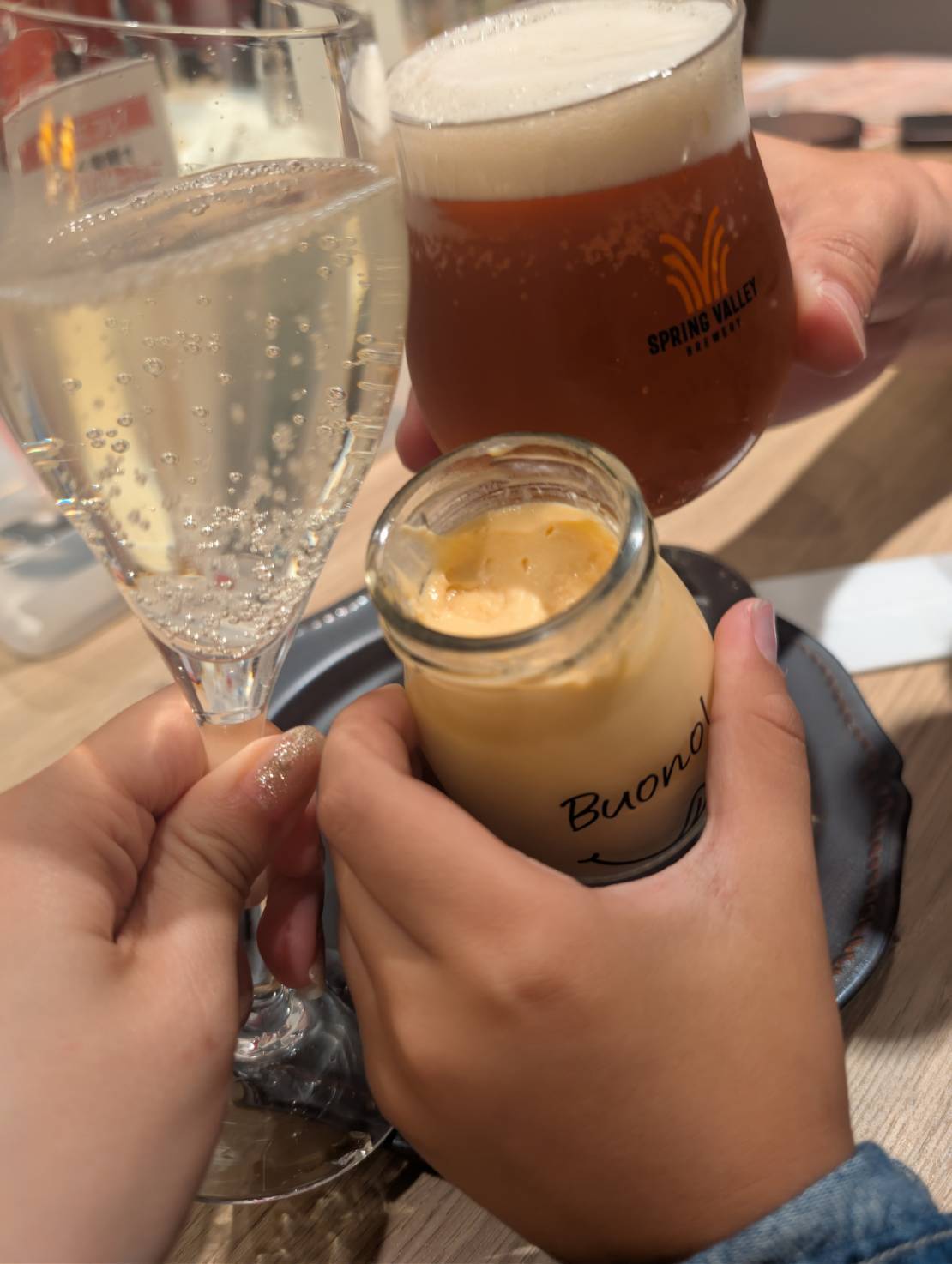 Buono! Pasta BASEGATE横浜関内店で乾杯している様子