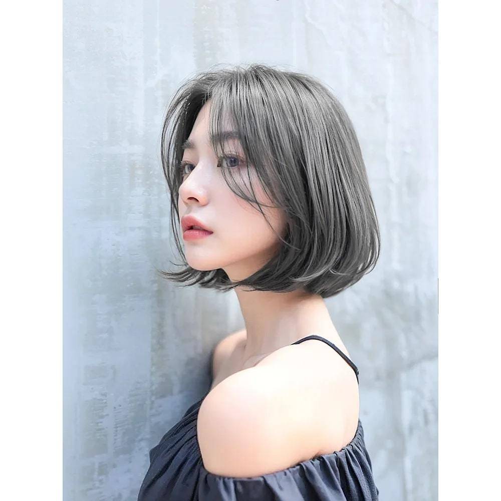 サイドバングの黒髪大人ボブ