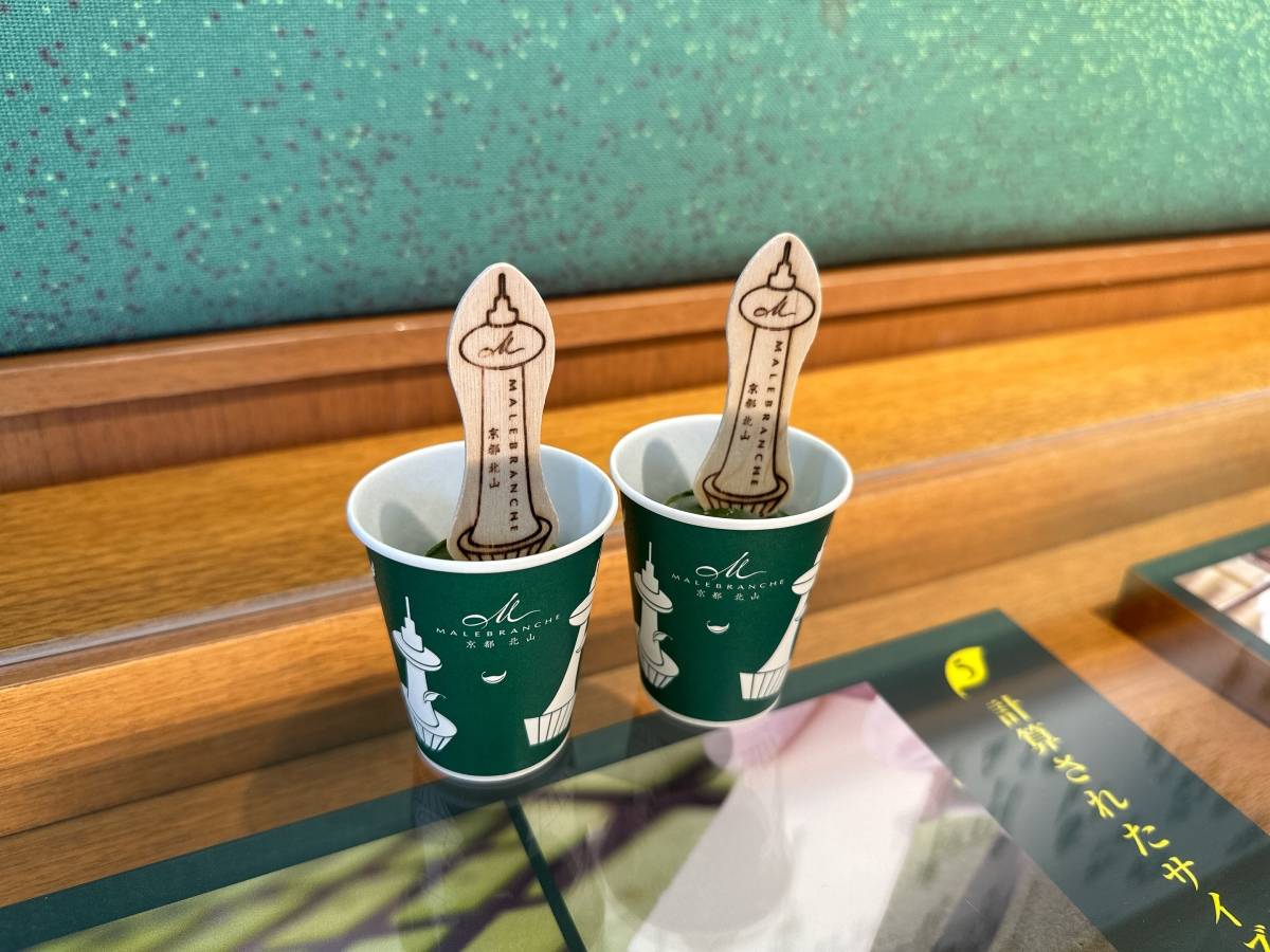 「生茶の菓アイスバー」をカウンターに2つ並べている