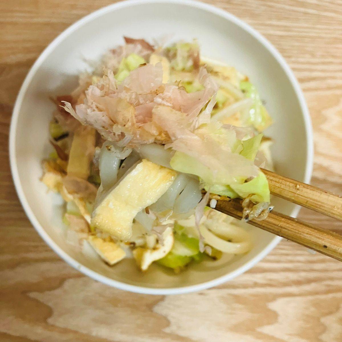 テーブルマーク公式の「キャベツとちりめんじゃこの焼きうどん」のレシピ