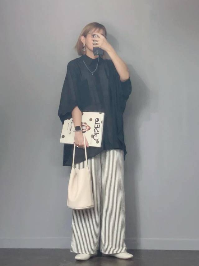 ルーズシャツ×ストライプ柄パンツ