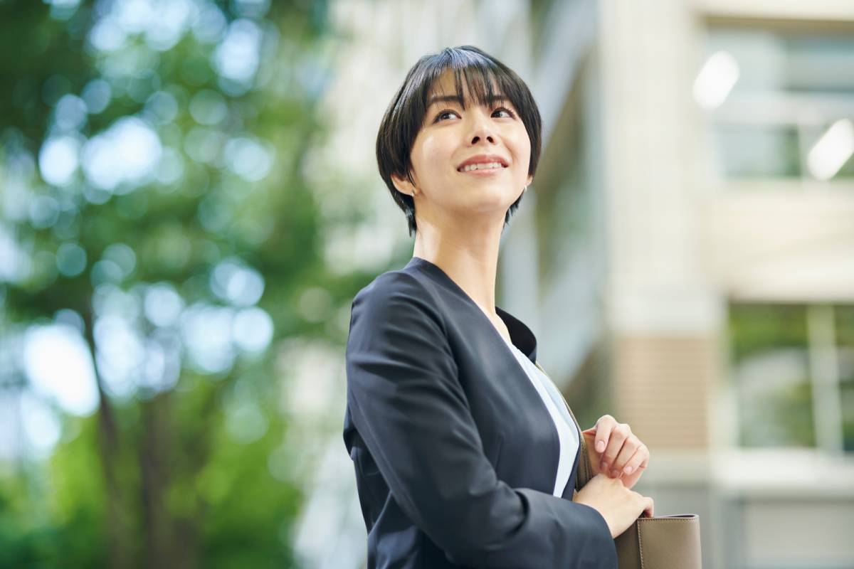 スーツ姿の女性