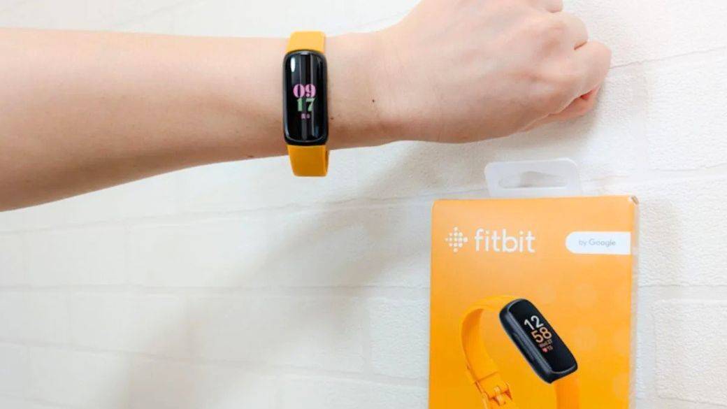 4MOON(フォームーン)Fitbitスマートウォッチ装着