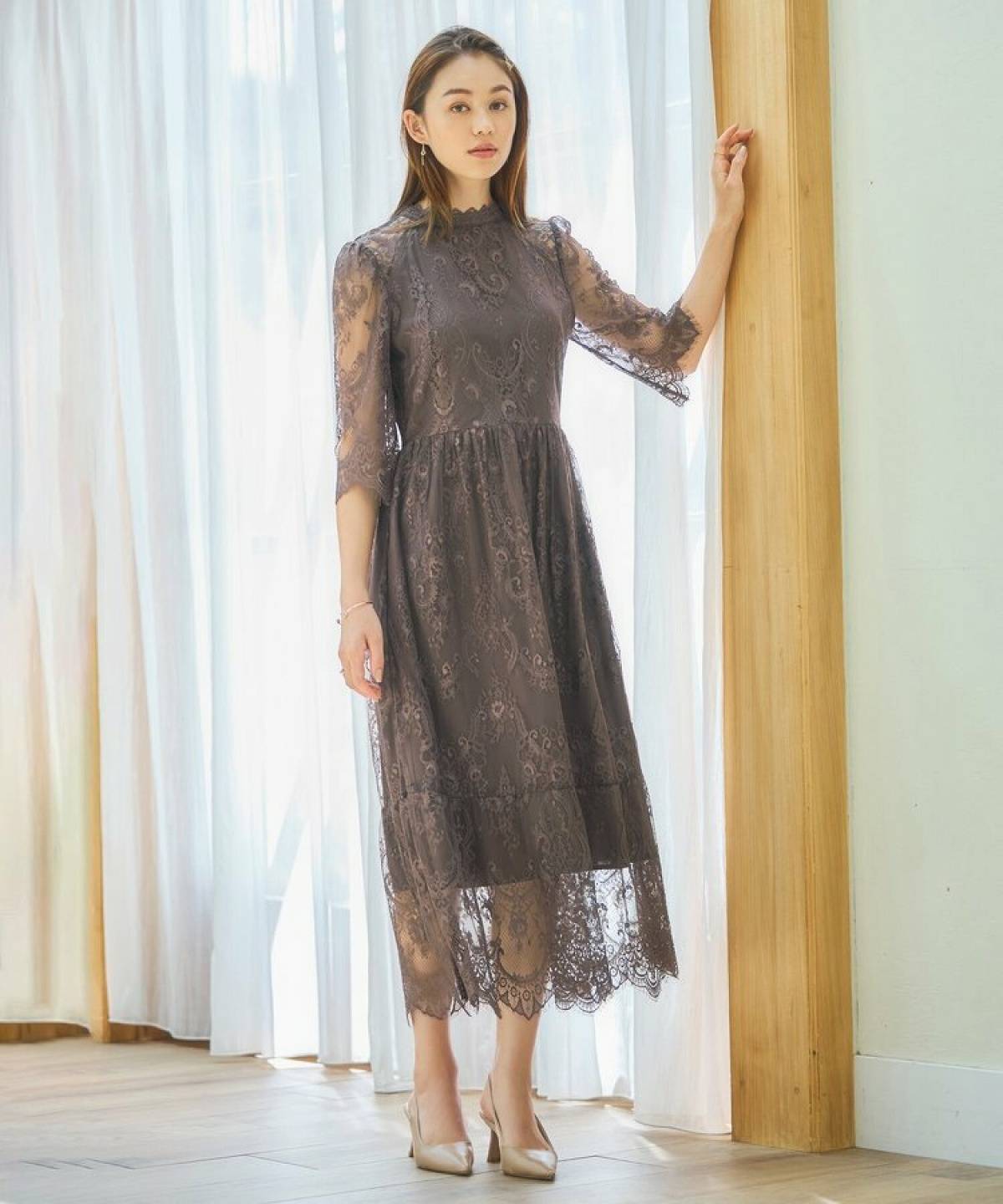 30代女性の同窓会の服装 総レースワンピースコーデ