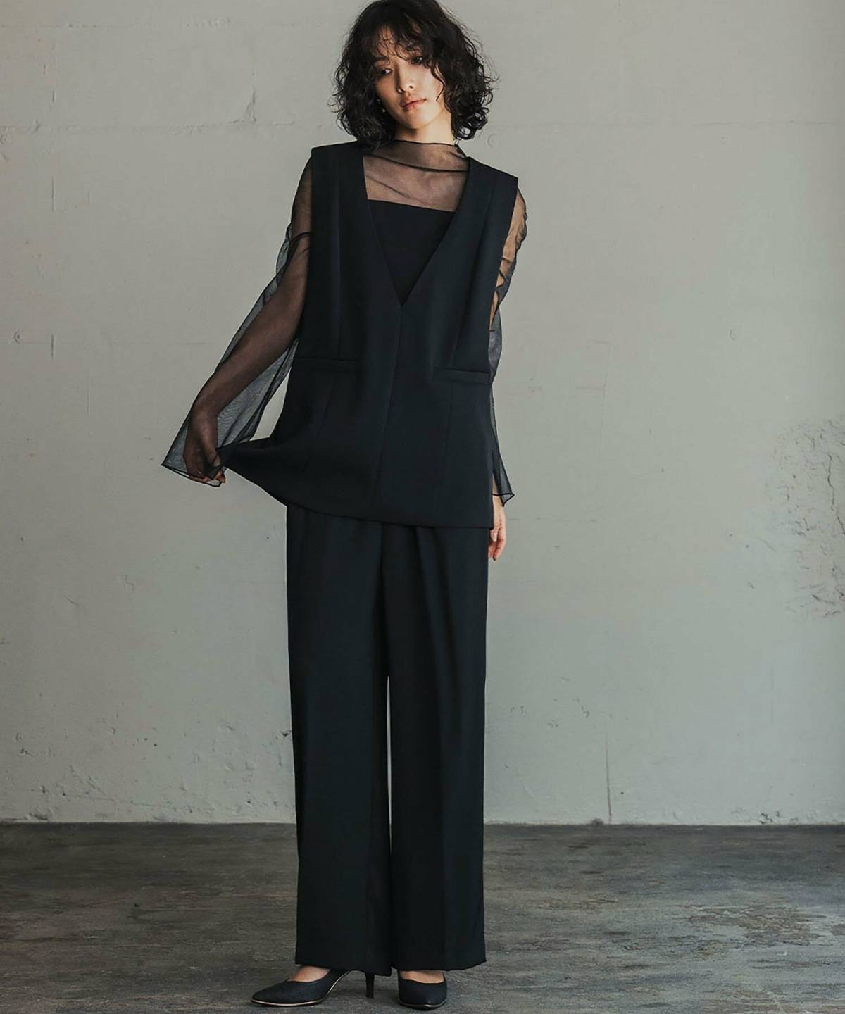 30代女性の同窓会の服装 黒のパンツドレスコーデ