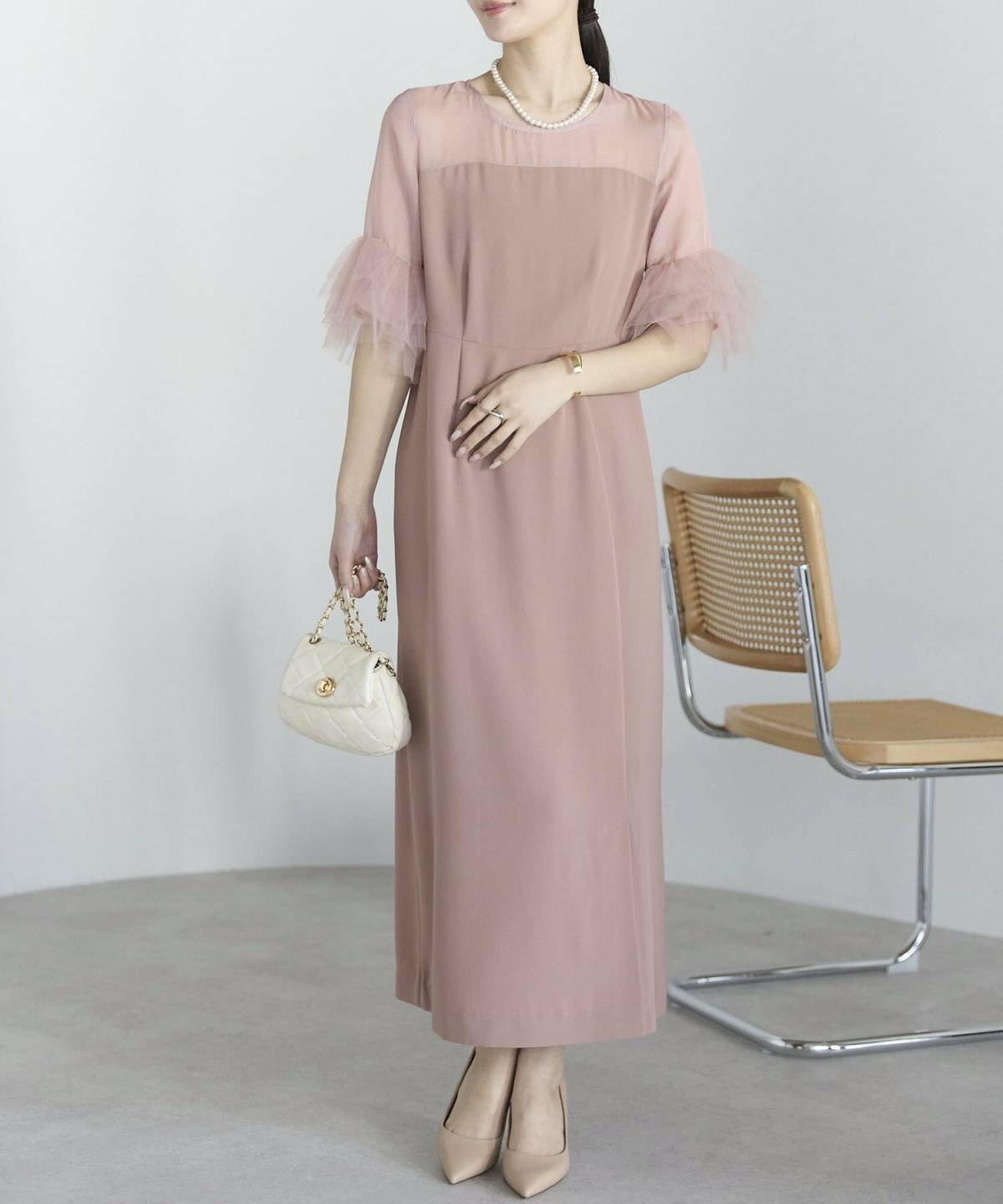 30代女性の同窓会の服装 ベージュワンピースコーデ