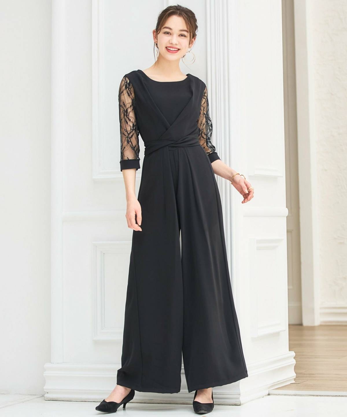 30代女性の同窓会の服装 ブラックオールインワンコーデ
