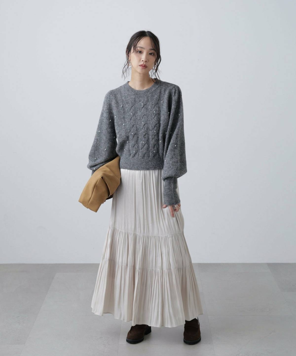 30代女性の同窓会の服装 グレーニット×フレアスカートコーデ