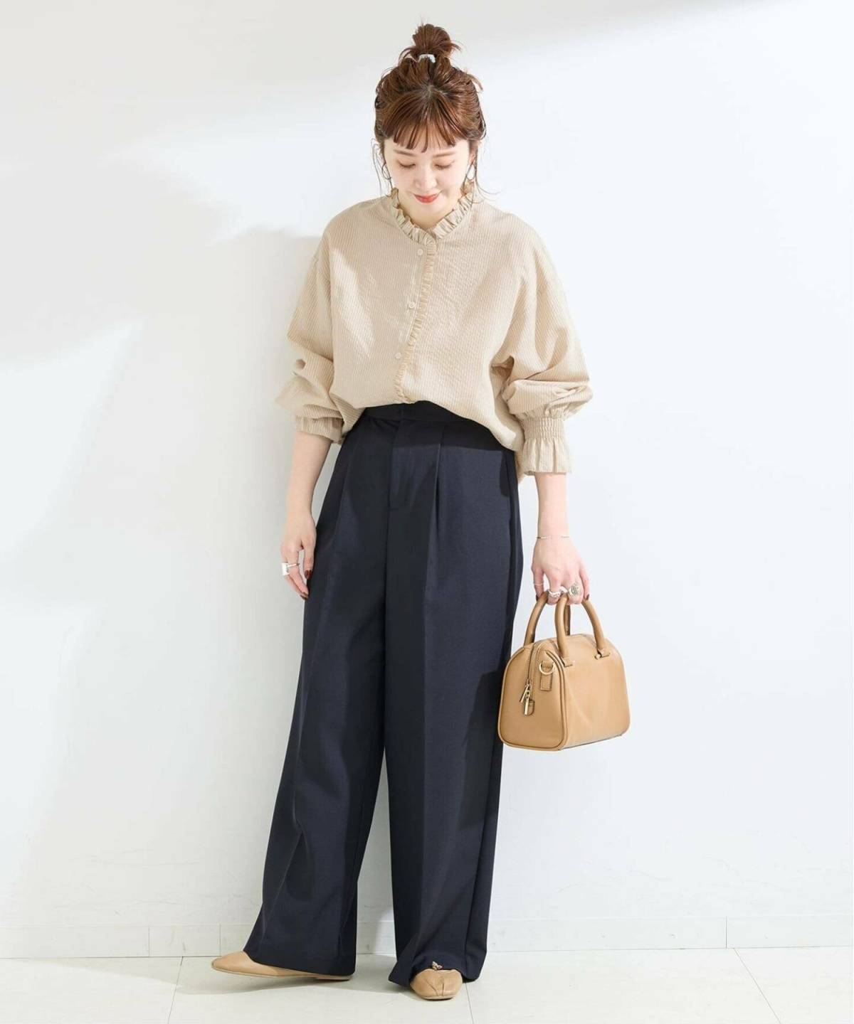 30代女性の同窓会の服装 フリルブラウス×ワイドパンツコーデ