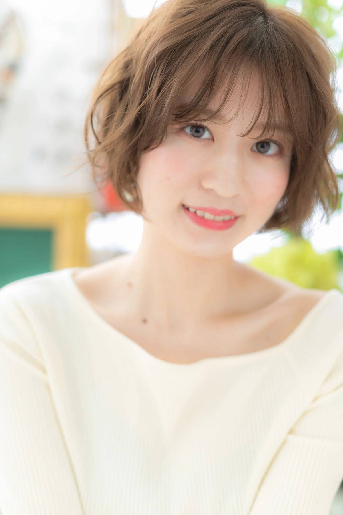 ベージュカラーのゆるふわボブ
