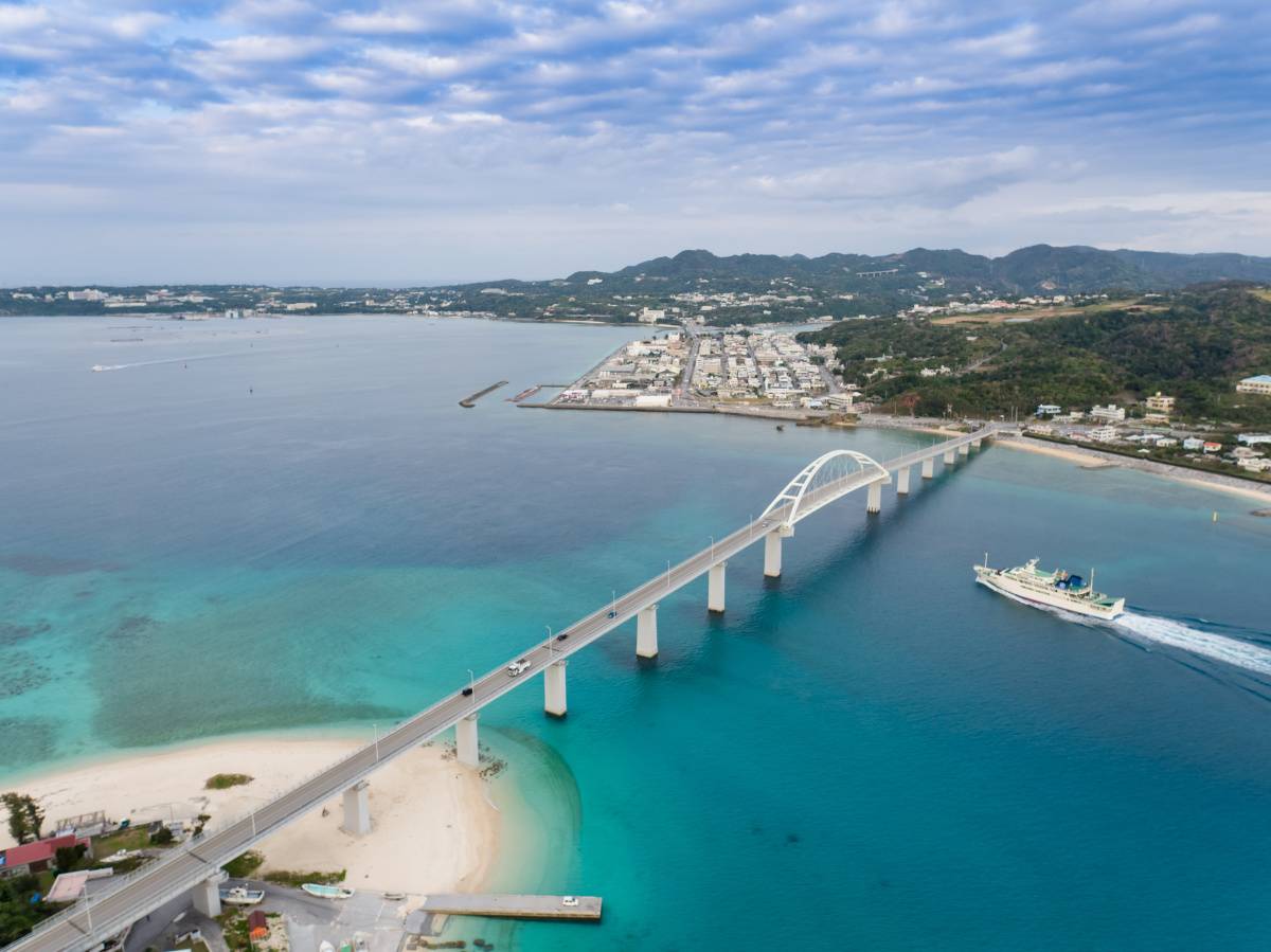 夏の沖縄におすすめ 瀬底大橋