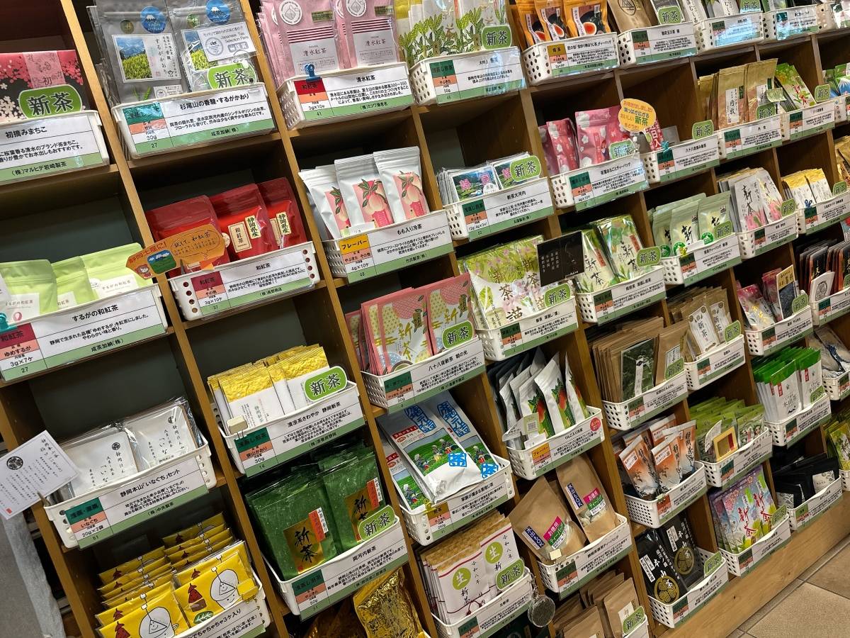 店内に陳列されているたくさんのお茶