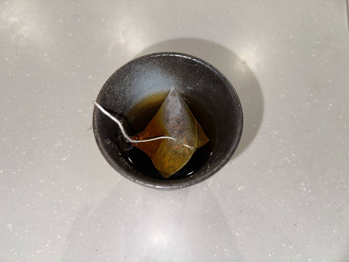清水紅茶を淹れたコップ
