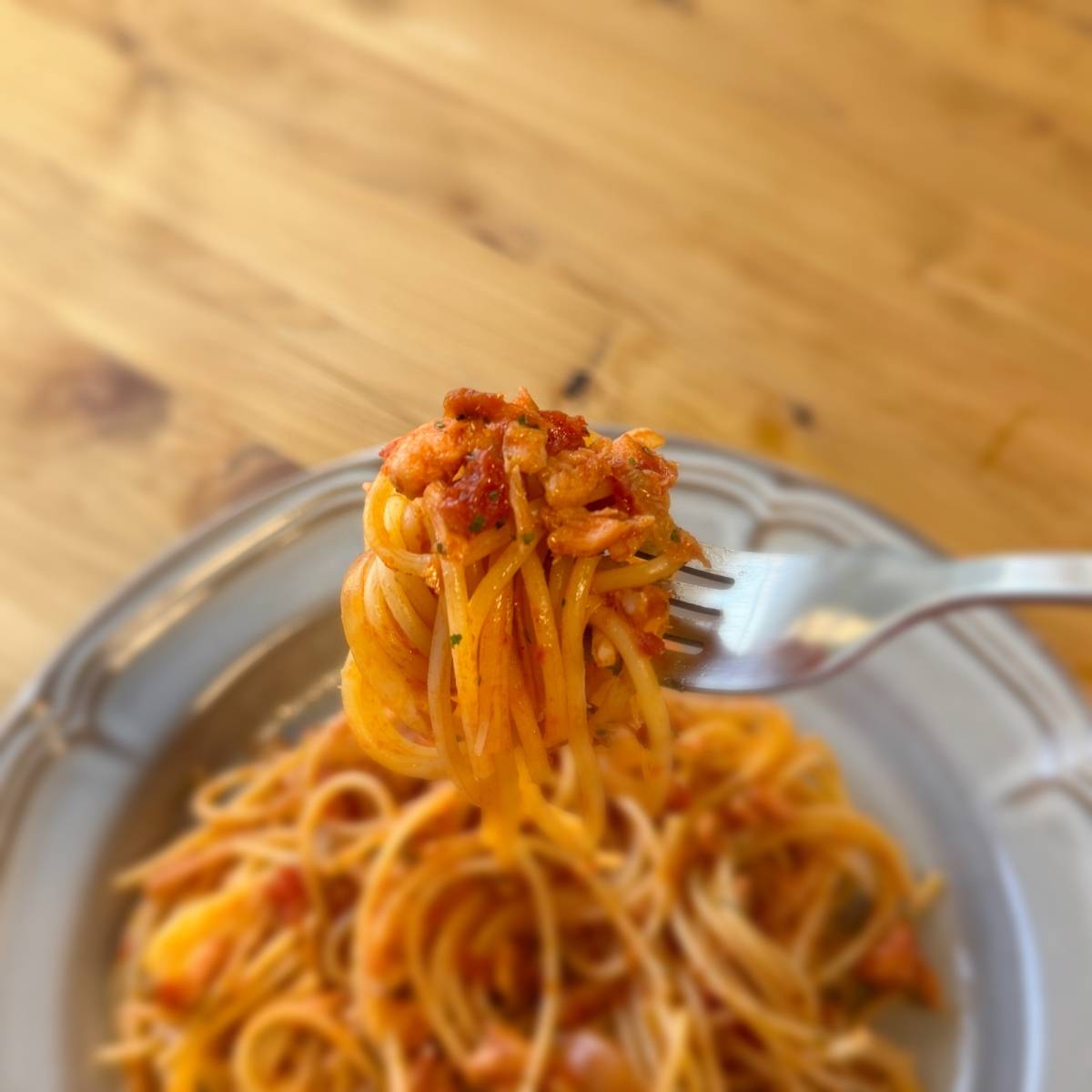 マ・マー公式の「余った魚で作れる！鮭のトマト煮込みパスタ」のレシピ