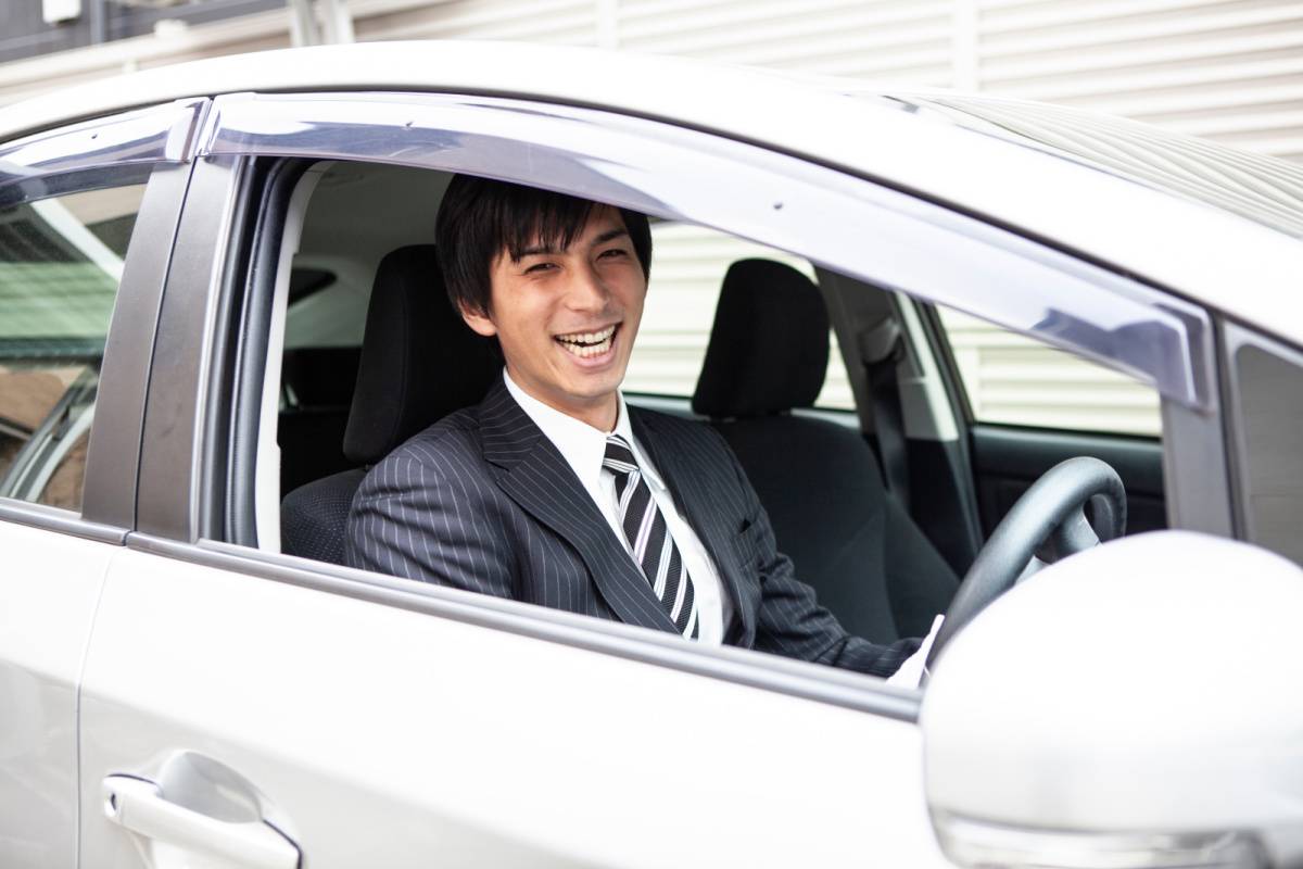 車に乗っている男性