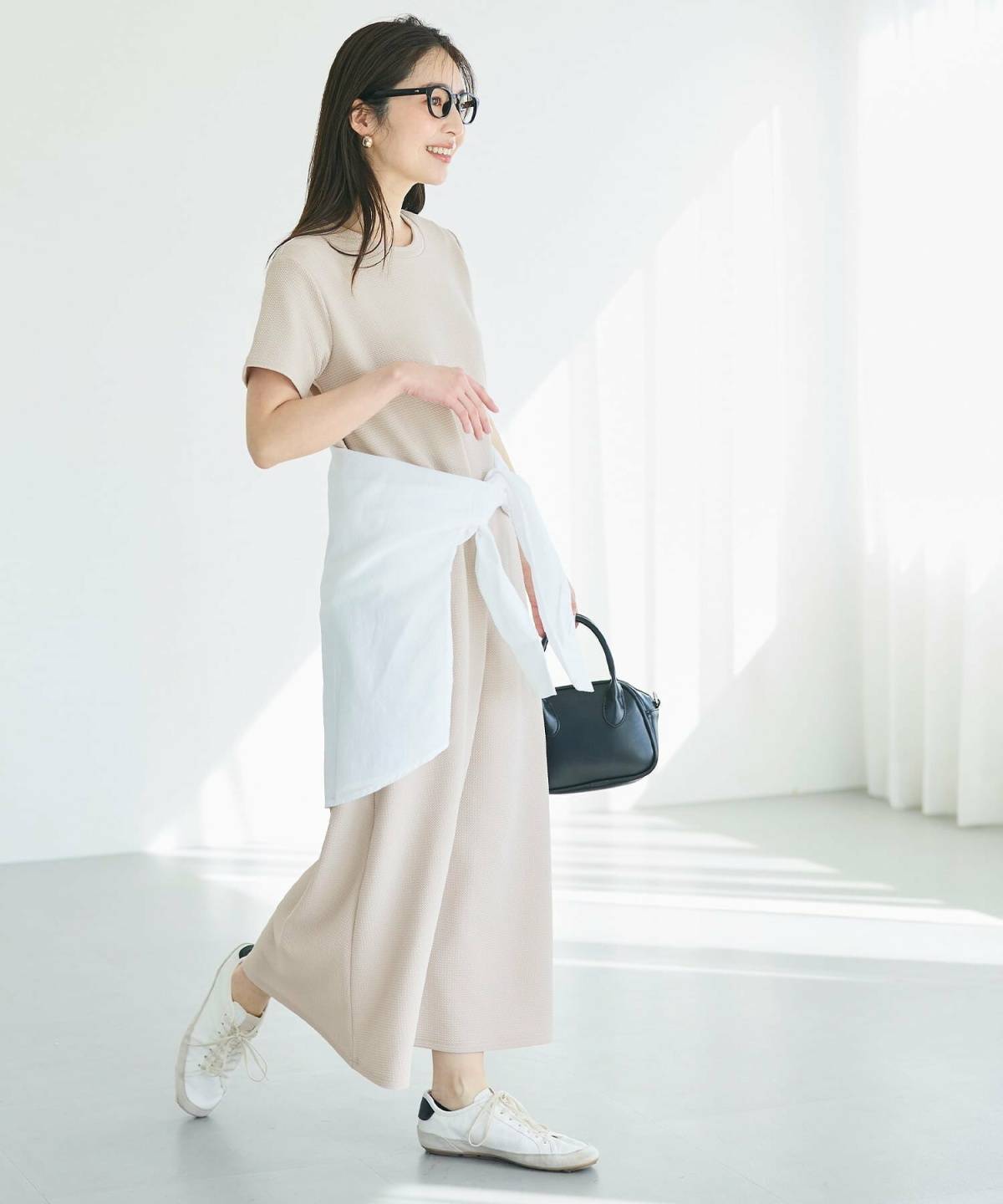 ベージュワンピース×シャツ腰巻きコーデ