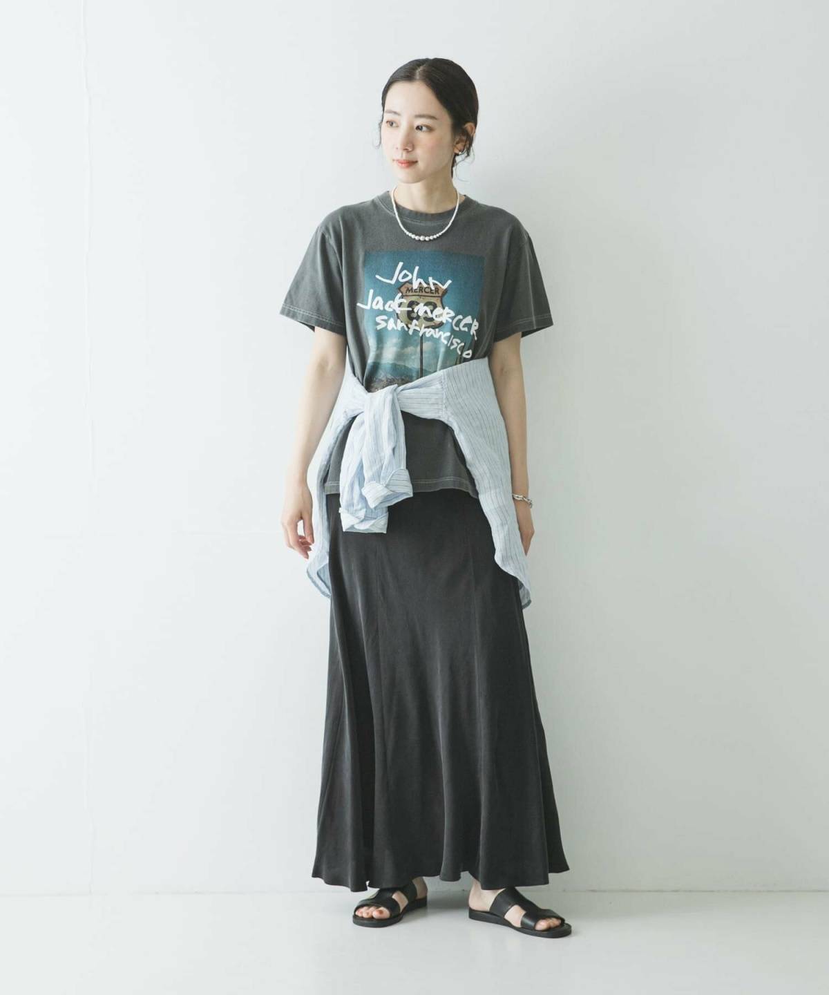 ダークカラースカート×シャツ腰巻きコーデ