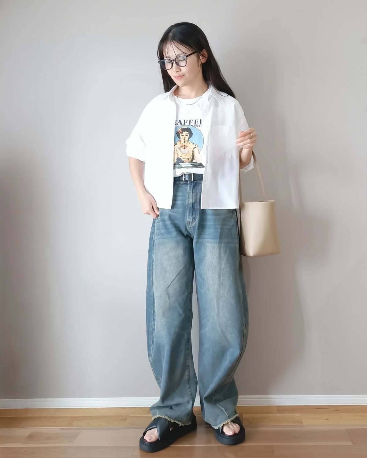 プリントTシャツの上にシャツを羽織る！