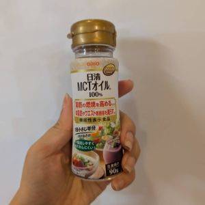 いつもの食事にかけるだけ！健康のために取り入れているMCTオイル