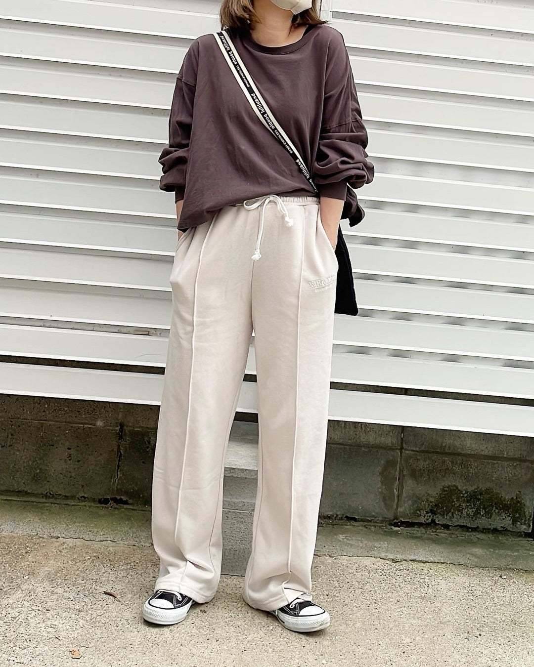 バッグとスニーカーの色を合わせる！