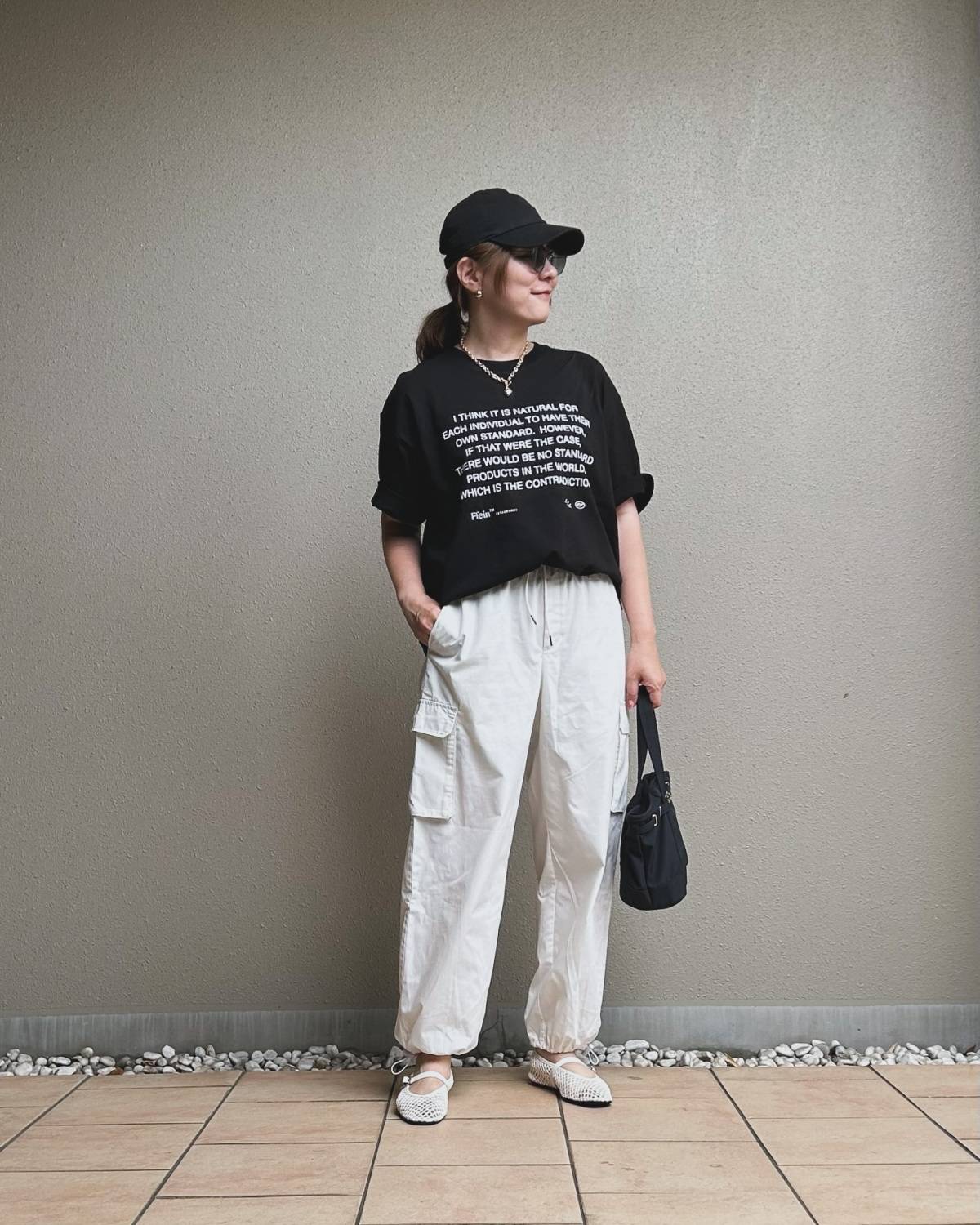 黒Tシャツ×白パンツ