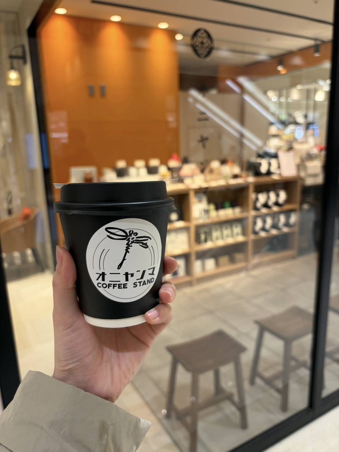 手に持ったコーヒー