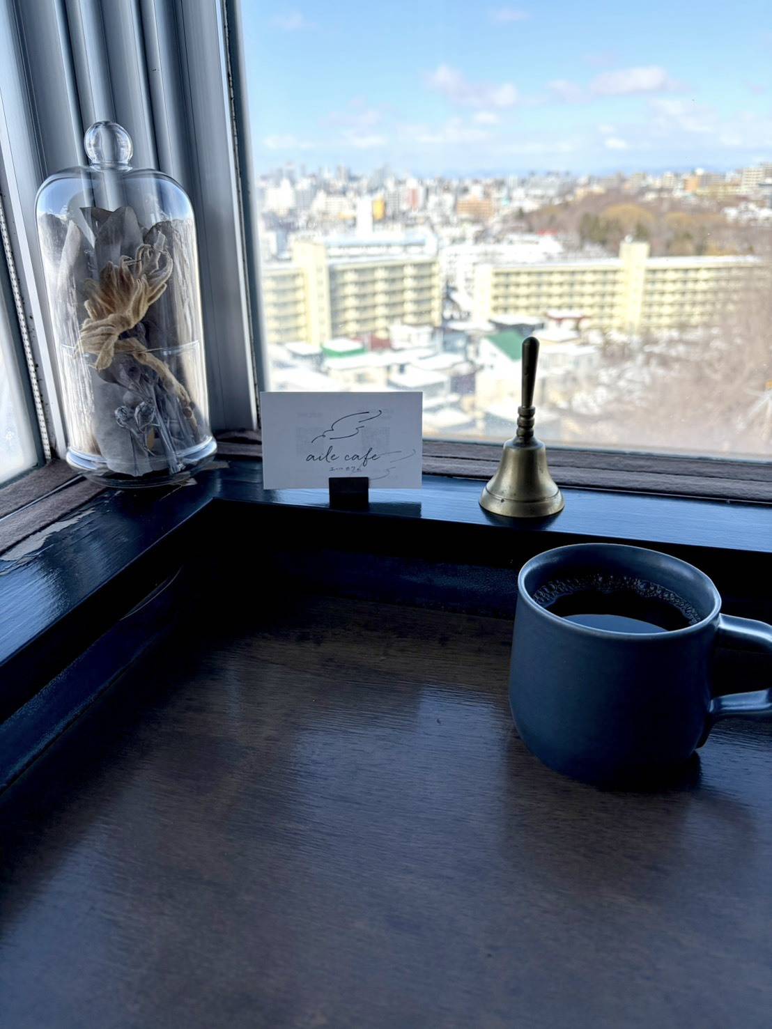 窓際に置かれたコーヒー