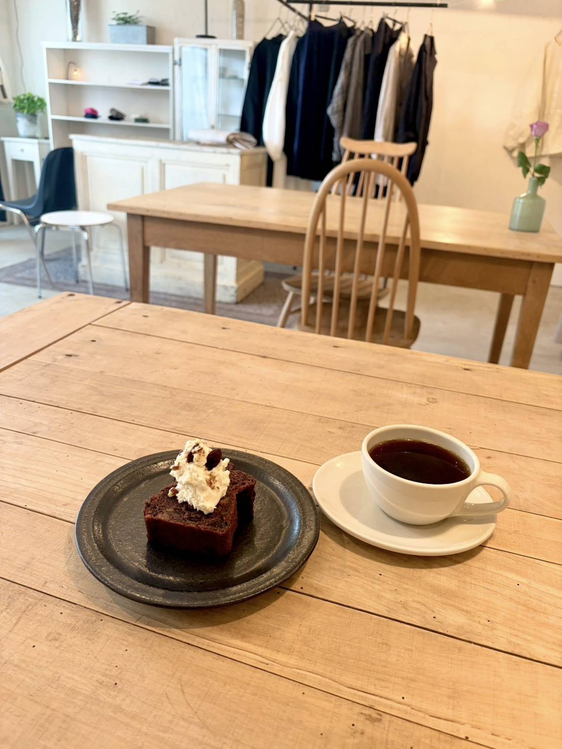 テーブルの上のコーヒー