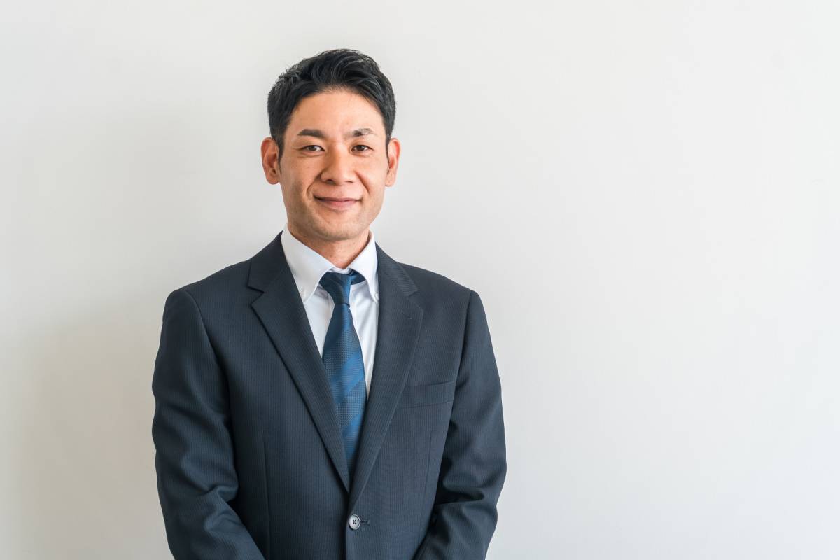 スーツ姿の男性