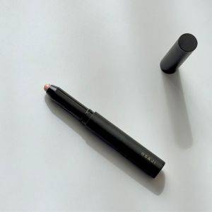 瞳の印象をさりげなく明るく。ナチュラルメイク派の控えめアイシャドウ