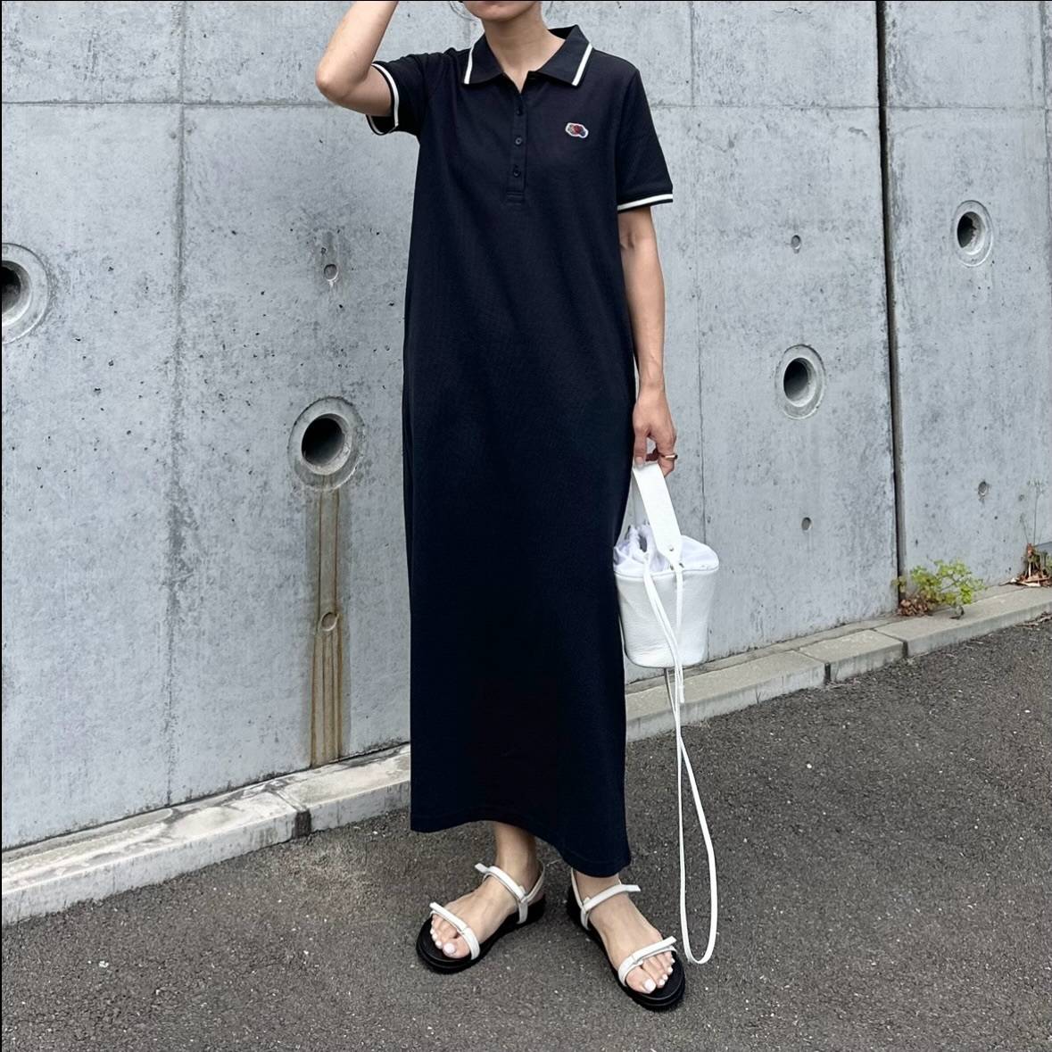 ⑤黒ワンピース×白小物