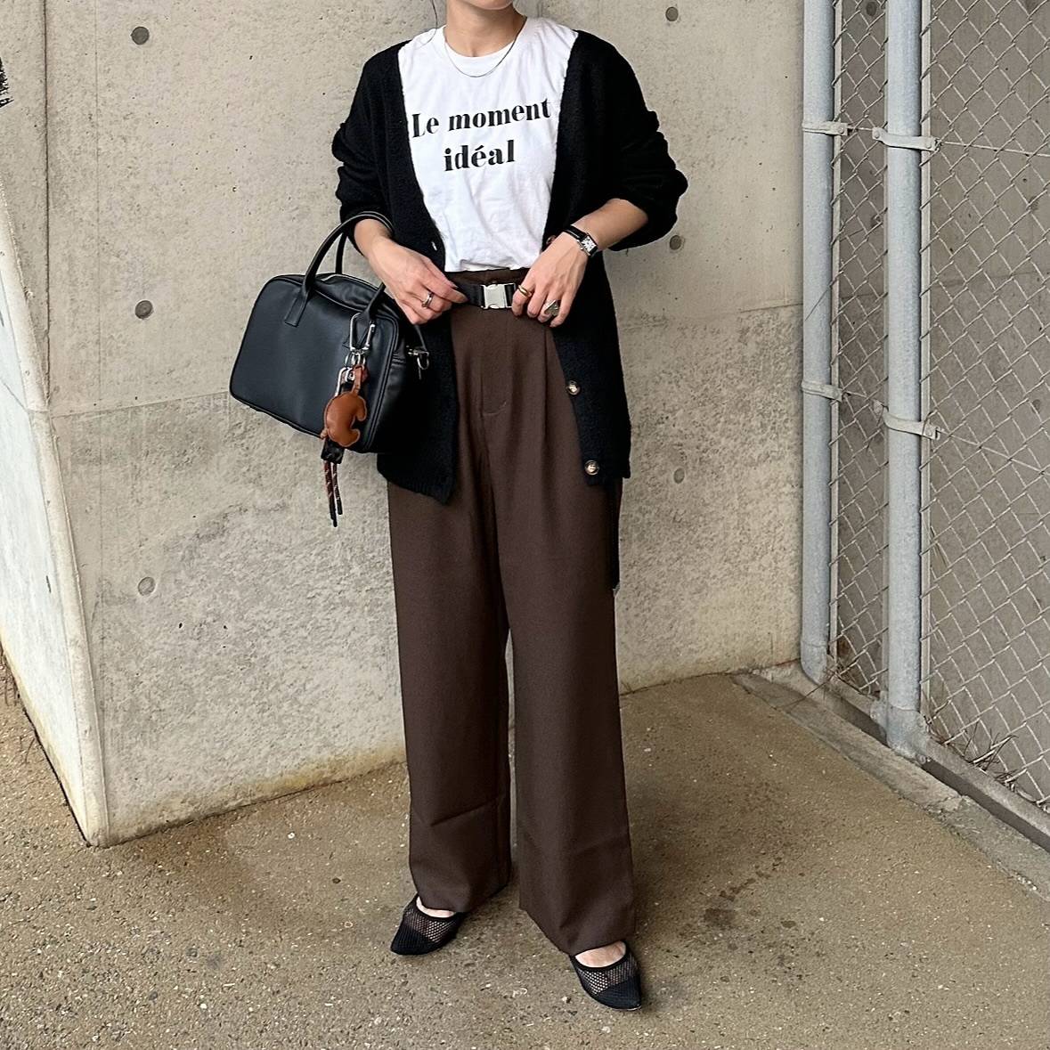 ④ロゴTシャツ×ロングカーディガン
