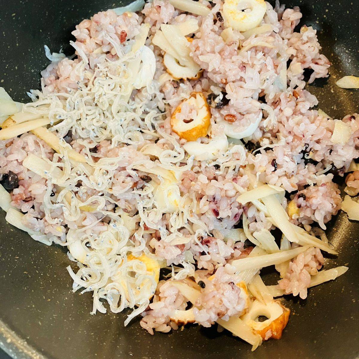 ニッスイ公式の「活ちくわと新ごぼう・桜えびの和風炒飯」のレシピ