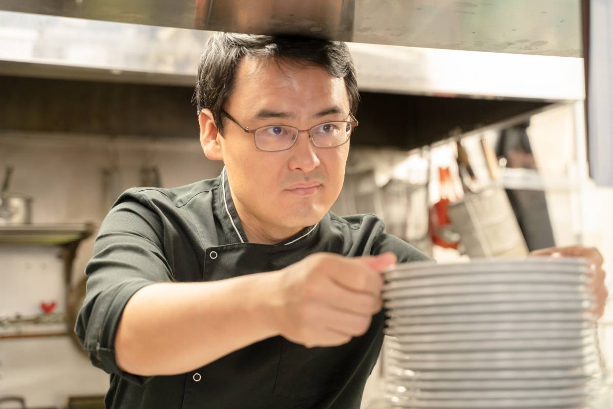 飲食店で働く男性