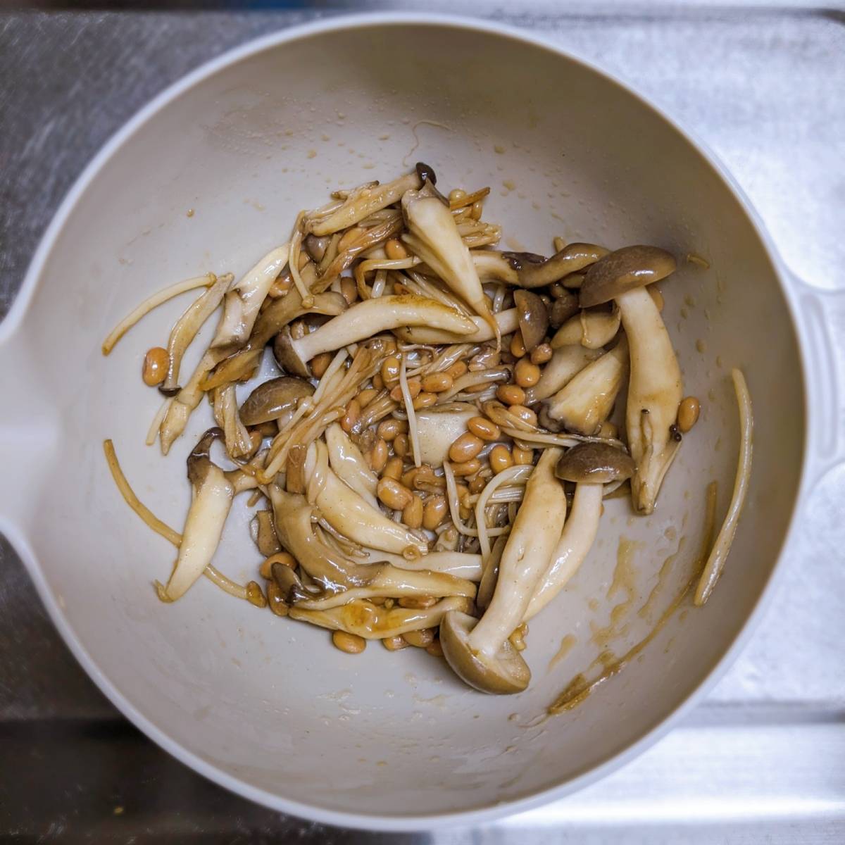 タカノフーズ公式の「たっぷりキノコの納豆炒め」のレシピ