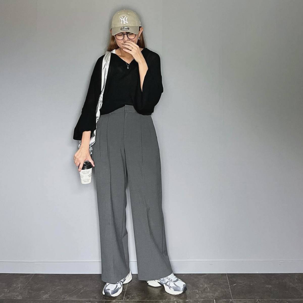 黒×グレーの濃色コーデ