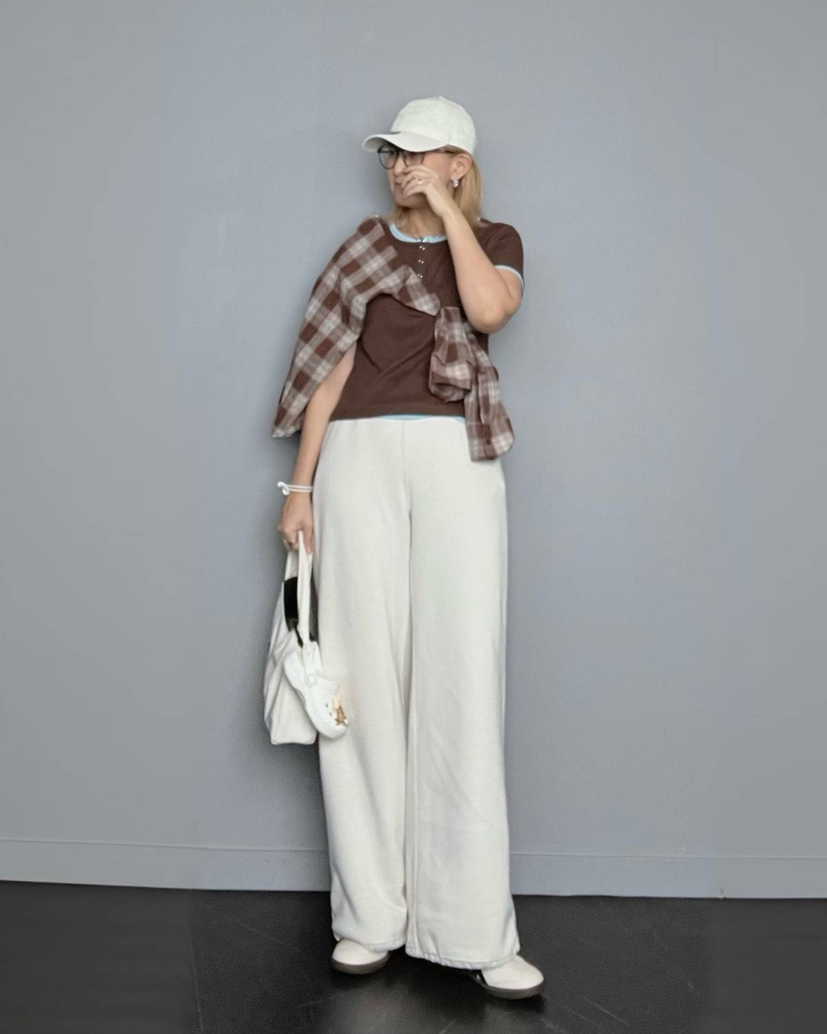 チェック柄シャツをたすき掛けする！