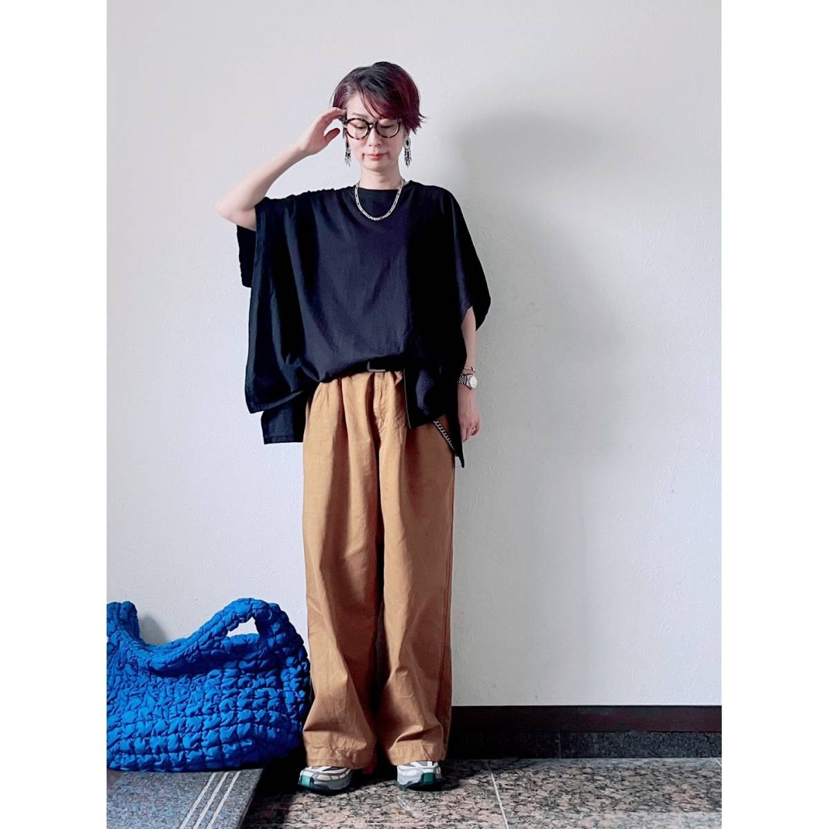 ケープ風トップス×ワイドパンツ