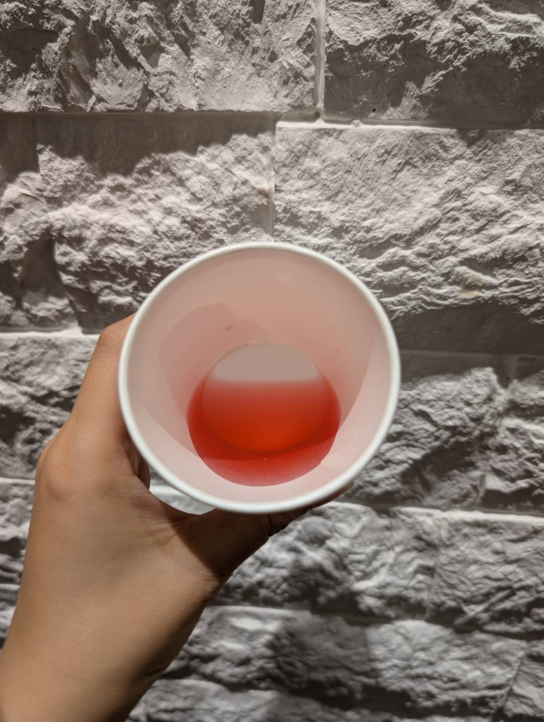 紙コップに移した美色韓茶