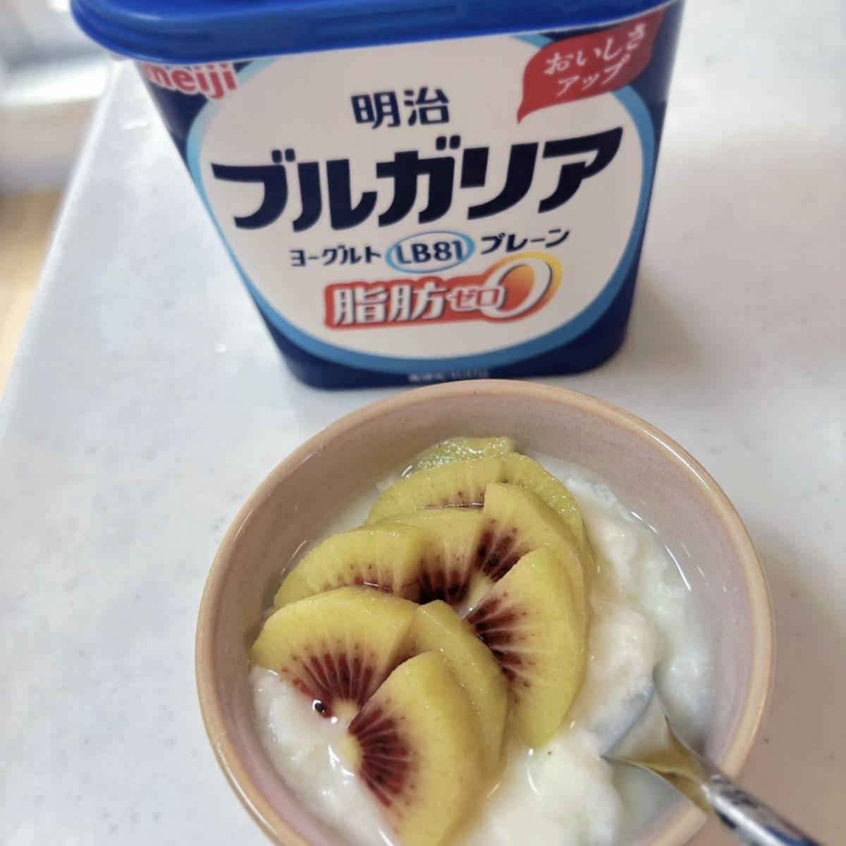 ヨーグルトとルビーレッドキウイ