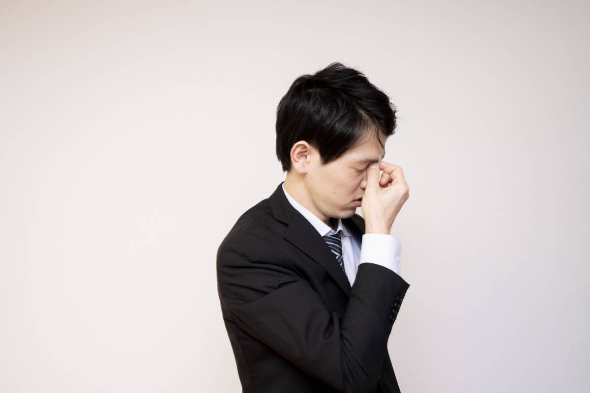 悩んでいる男性